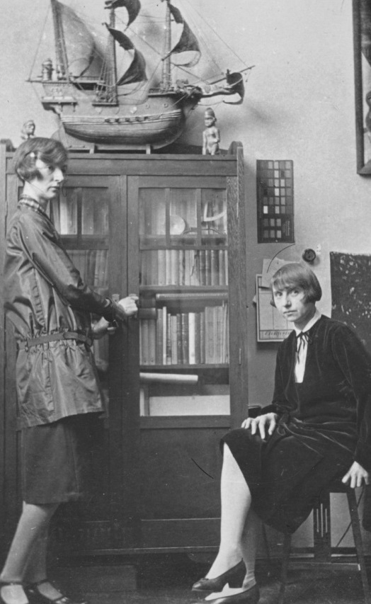  Jeanne Mammen um 1924-1928 im Atelier mit ihrer Schwester Marie Louise