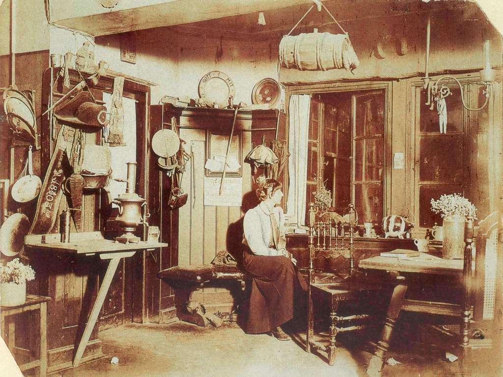 Franziska zu Reventlow in der Küche des Eckhauses, 1904 (Archiv Monacensia)